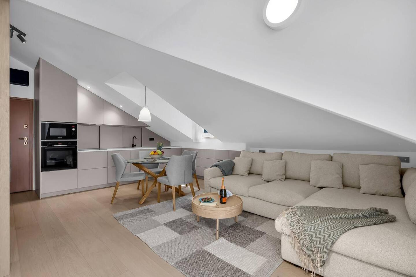 Penthouse Nikolina-50m To Beach! - Exklusiv Lägenhet